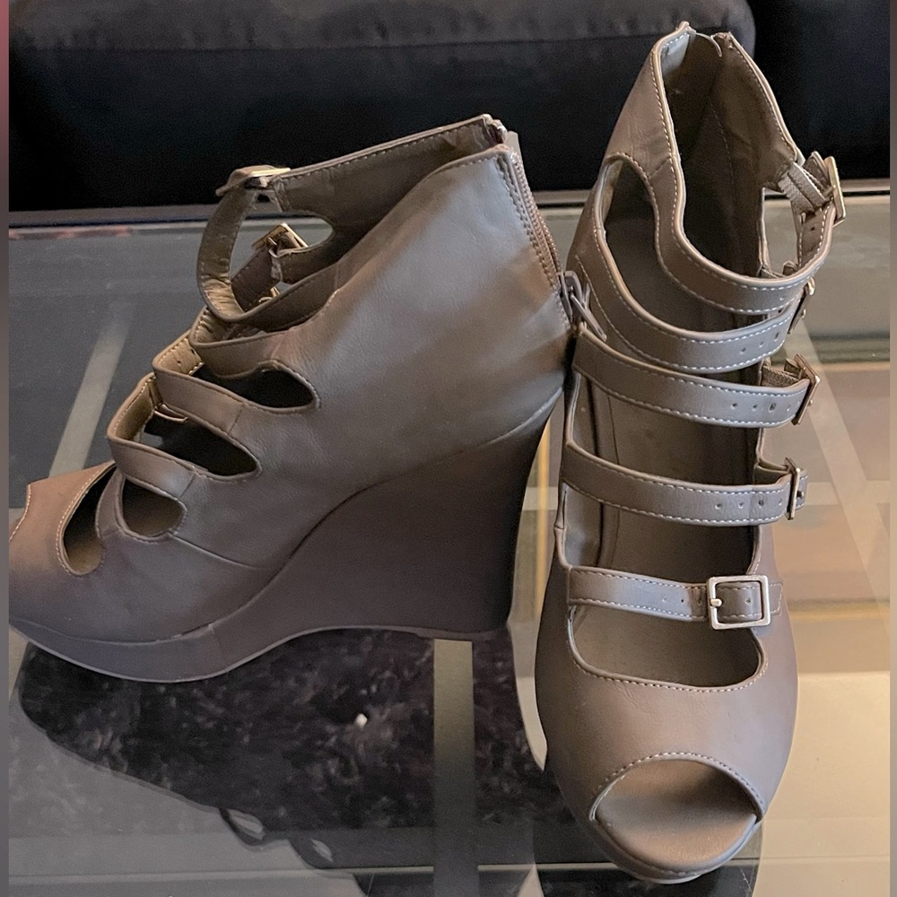 Beige size 11 wedge excellent condition